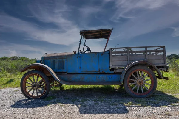 Uruguay 'da terk edilmiş ve bozulmuş eski araçlar. — Stok fotoğraf