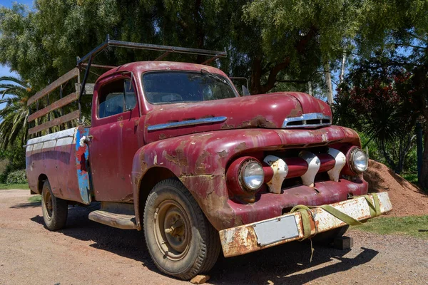Elhagyott és leromlott régi járművek Uruguayban — Stock Fotó