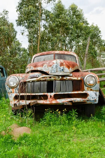 Vehículos viejos abandonados y deteriorados en Uruguay — Foto de Stock