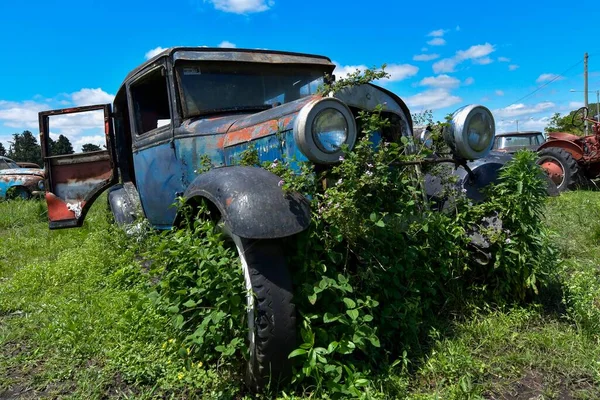 Veículos antigos abandonados e deteriorados no Uruguai — Fotografia de Stock