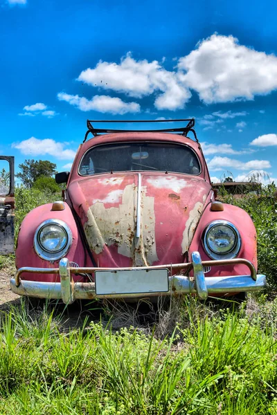 Vehículos viejos abandonados y deteriorados en Uruguay — Foto de Stock