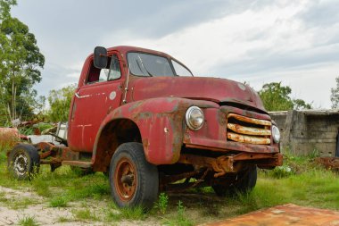 Uruguay 'da terk edilmiş ve bozulmuş eski araçlar.