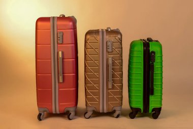 Seyahat ve tatil için renkli bavullar..