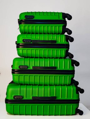 Seyahat ve tatil için yeşil bavullar..