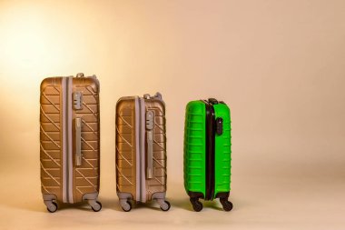 Seyahat ve tatil için renkli bavullar..