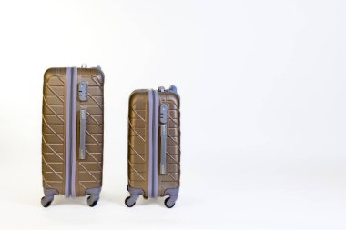 Seyahat ve tatil için gri ve yeşil bavullar..