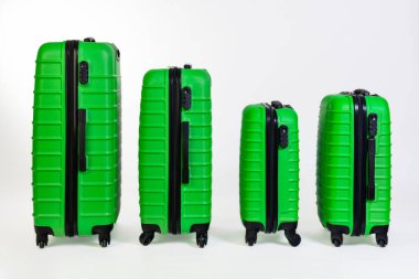 Seyahat ve tatil için yeşil bavullar..