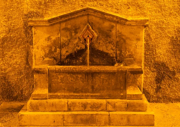 Zewnętrzne fontanny i koryta do picia — Zdjęcie stockowe