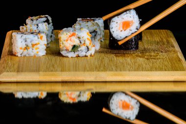 Siyah arkaplanda suşi, yakın plan..