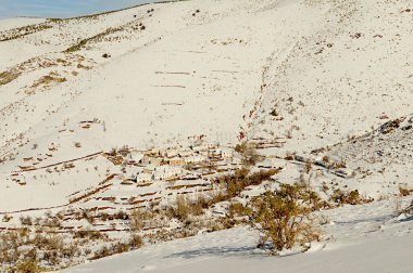Kamu alanının karayolları veya ulaşım yolları ve kullanımı.