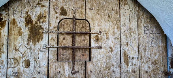Szczegóły starej bramy w wiejskim domu jaskiniowym. — Zdjęcie stockowe
