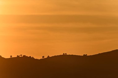 Granada dağları üzerinde turuncu gün batımı.