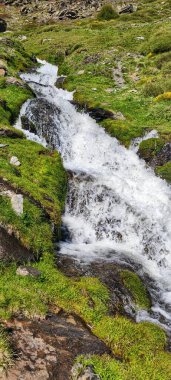 Ravine ve Alhori nehri, Sierra Nevada sularıyla