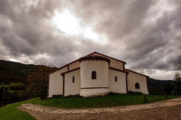 A igreja românica de San Vicente de Serapio. — Fotografia de Stock