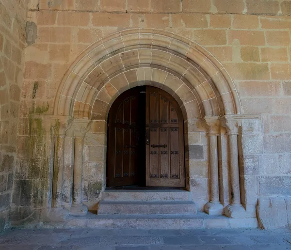 Entrance door of the Romanesque collegiate church of San Martin de Elines — Fotografia de Stock