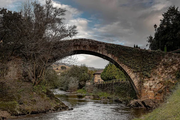 Lierganes 'in büyük köprüsü Miera Nehri üzerinde. — Stok fotoğraf