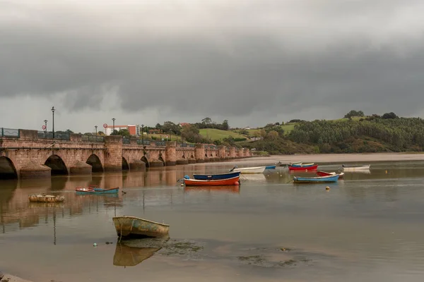 Ria de San Vicente de la Barquera 다리. — 스톡 사진