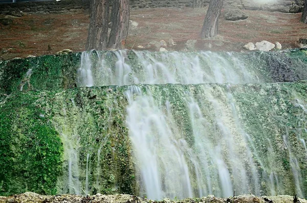 Kaskada z wodą termalną w naturalnym akwedukcie Villanueva — Zdjęcie stockowe
