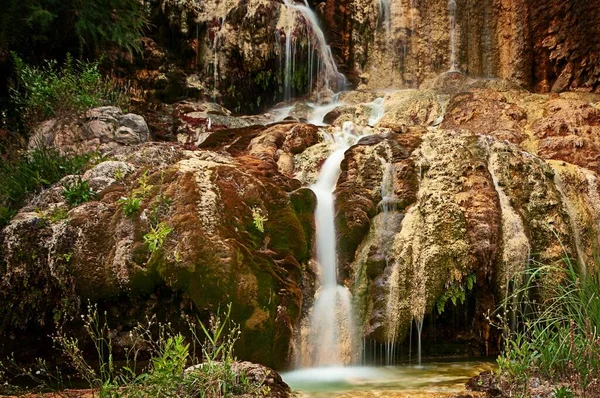 Thermalwasserkaskade im natürlichen Aquädukt von Villanueva — Stockfoto