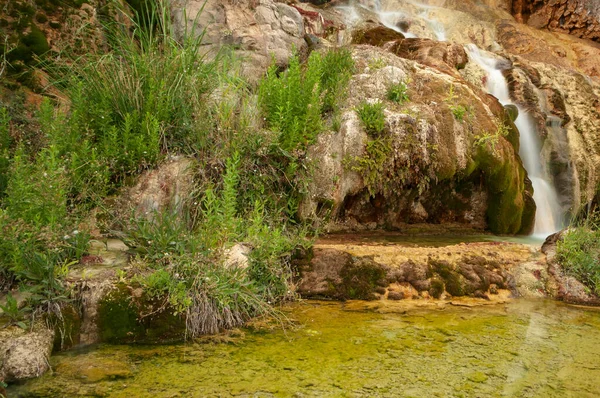 Thermalwasserkaskade im natürlichen Aquädukt von Villanueva — Stockfoto