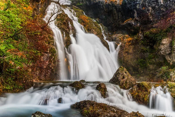 Cachoeira na nascente do rio Mundo. — Fotografia de Stock