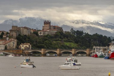 Ria de San Vicente de la Barquera köprüsü.