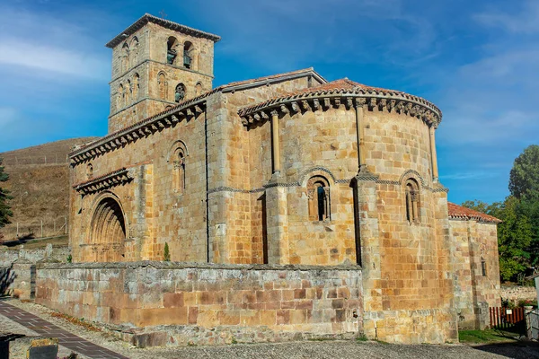 San Pedro de Cervatos 의 Romanesque collegiate church. — 스톡 사진