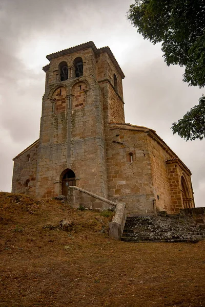 Romantiska kyrkan Santa Maria la Real i La Henestrosas. — Stockfoto