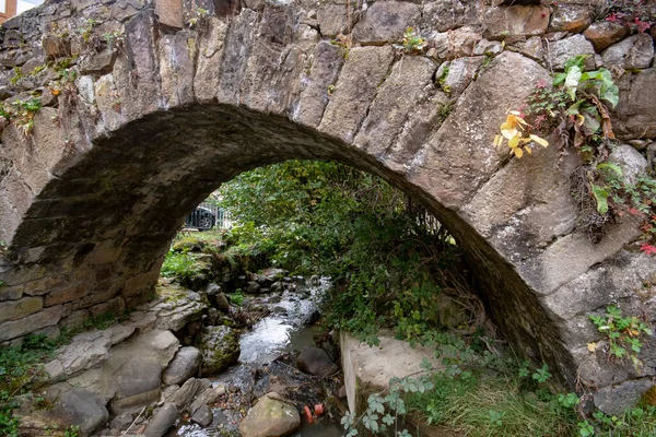 Римский мост через реку Неванди в Кантабрии. — стоковое фото