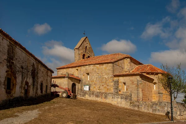 Igreja românica de San Martin de Valdelomar — Fotografia de Stock