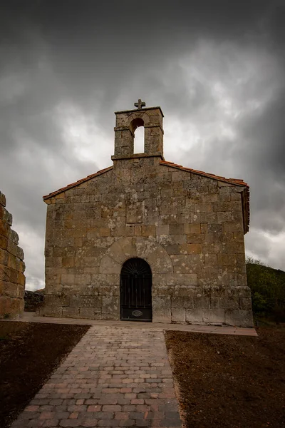 Romantiska kyrkan San Juan Bautista i Aldea del Ebro. — Stockfoto