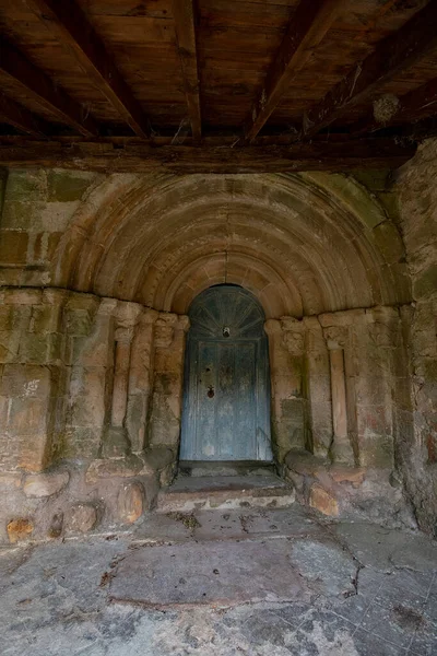 Aldueso 'daki Santa Juliana Romanesk Kilisesi' nin kapısı. — Stok fotoğraf
