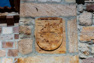 San Juan de Raiceno Roma Kilisesi 'nin ön cephesinde kalkan.