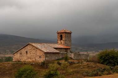 Santa Olalla 'daki Romanesk Santa Eulalia Kilisesi.