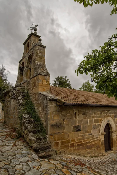 Igreja românica de San Cristobal na freguesia de Barcena del Ebro. — Fotografia de Stock
