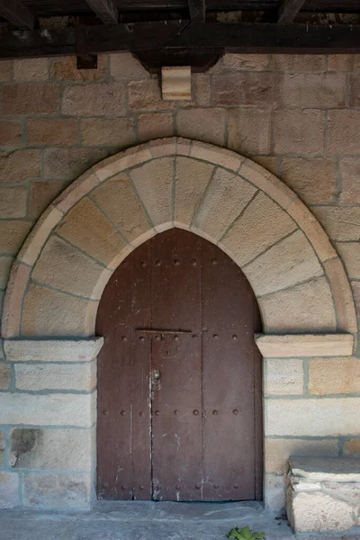 산후안데 레이시 도 로마네스크 교회의 문. — 스톡 사진