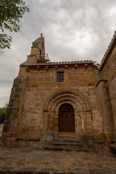 Romaanse kerk van San Pedro in Ruijas de Valderredible. — Stockfoto