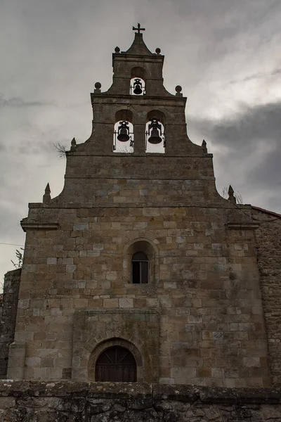 Igreja românica de San Miguel de Aguayo. — Fotografia de Stock