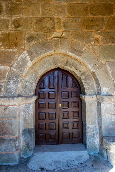 로마네스크 교회의 문 (Door of the Romanesque Church of the Asuncion de Soto de Rucandio) — 스톡 사진