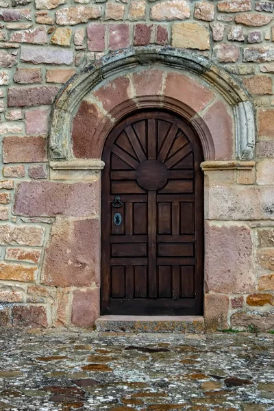 Tür der Kirche Santa Lucia in Villaescusa. — Stockfoto