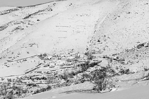 Granada 'nın iç kısımlarından karlı manzaralar - İspanya