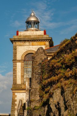 Deniz feneri ya da ışık kulesi deniz kıyısında ya da anakarada bulunur..