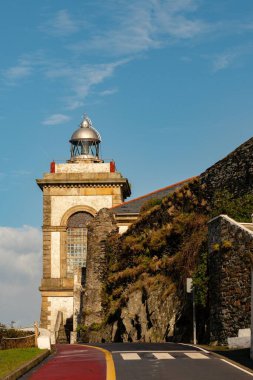 Deniz feneri ya da ışık kulesi deniz kıyısında ya da anakarada bulunur..