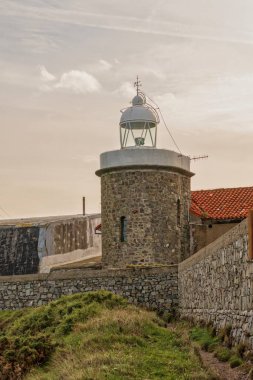 Deniz feneri ya da ışık kulesi deniz kıyısında ya da anakarada bulunur..