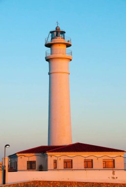 Deniz feneri ya da ışık kulesi deniz kıyısında ya da anakarada bulunur..