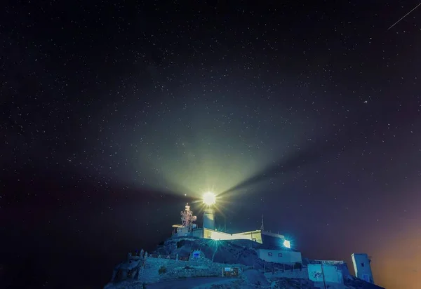 Farol ou torre de sinalização luminosa localizada na costa marítima ou no continente. — Fotografia de Stock