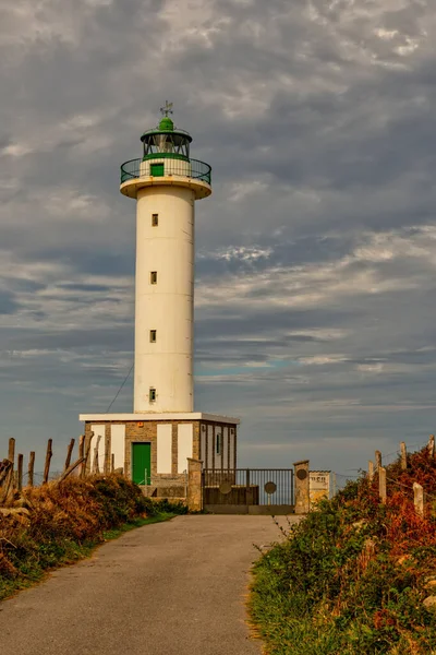 Un phare ou une tour de signalisation lumineuse situé sur la côte maritime ou sur le continent. — Photo