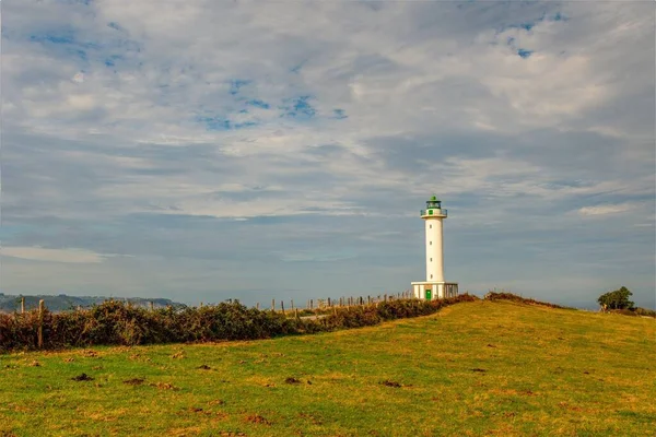 Deniz feneri ya da ışık kulesi deniz kıyısında ya da anakarada bulunur.. — Stok fotoğraf