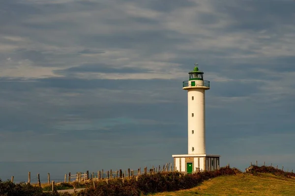 Faro o torre de señalización luminosa situada en la costa marítima o en tierra firme. — Foto de Stock