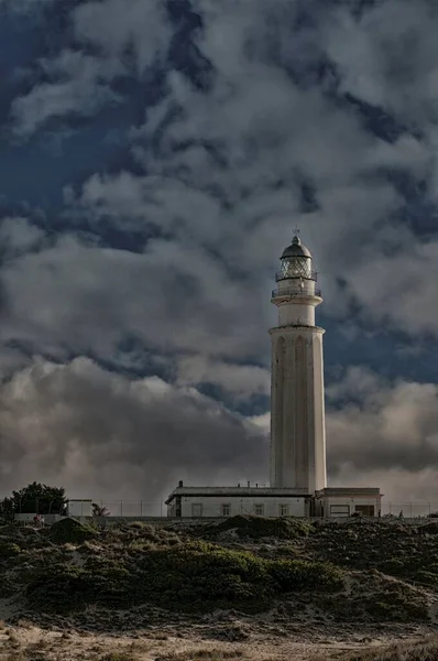 Farol ou torre de sinalização luminosa localizada na costa marítima ou no continente. — Fotografia de Stock